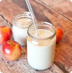 Apple Smoothie in 2 glasses with apples.