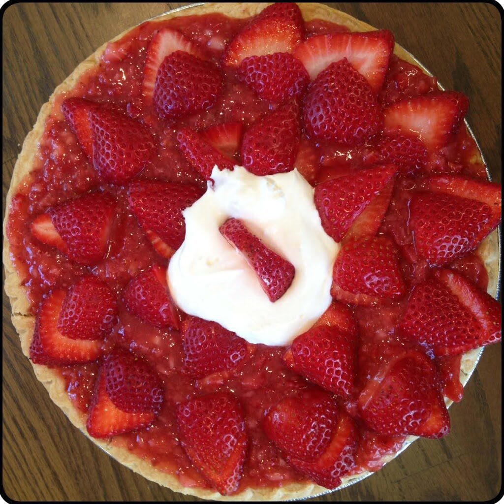 A picture of a strawberry pie